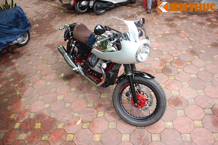 Chiếc  Moto Guzzi V7 Racer Record này đã được nhập về Việt Nam bởi một showroom xe phân khối lớn tại quận Hai Bà Trưng, Hà Nội theo đặt hàng của một vị khách đầy đam mê.